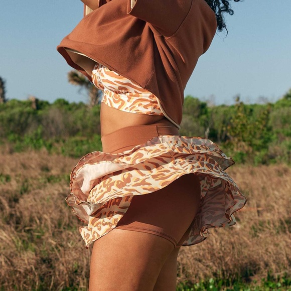 Matching Set Aerie OFFLINE Maggie Ruffle Printed Skirt Small & rust longline bra - Picture 1 of 7